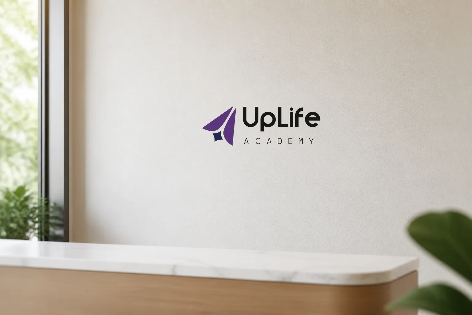 Uplife Academy logosu, ofis girişindeki tabelada